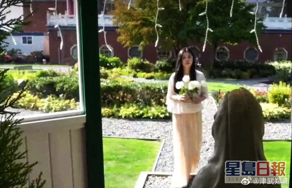 王祖贤穿著穿著白色上衣配上粉色长裙，素颜入镜的她脸上肌肤依旧白皙透亮。
