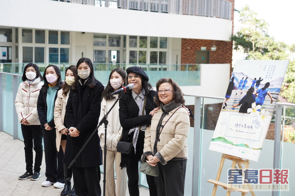 电影本月2日上映，张婉婷（右二）上月底曾返回英华女学校举行誓师大会。