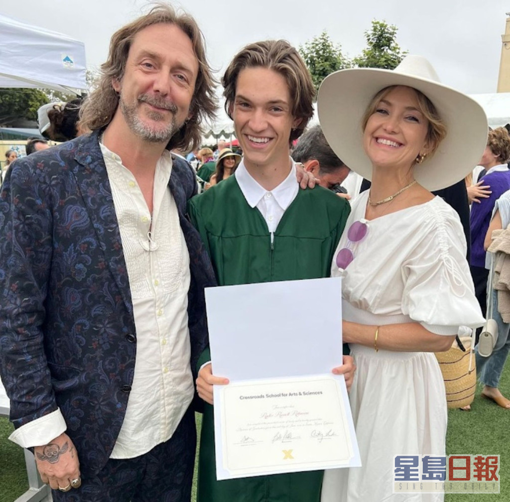姬蒂与前夫Chris Robinson一同见证18岁的儿子Ryder毕业。