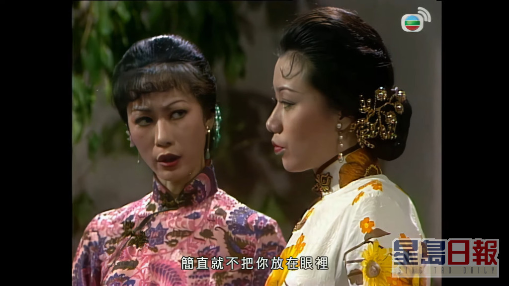 1968年，黄文慧（左）获资深电视人周梁淑怡邀请加入电视圈，成为无綫电视旗下艺人。早期走性感路线的黄文慧，后来转型演尽反派、邪牌配角，逐渐成为一名甘草演员，她曾参演的TVB剧包括《家变》、《强人》、《绝代双骄》及《京华春梦》等。（《京华春梦》截图）