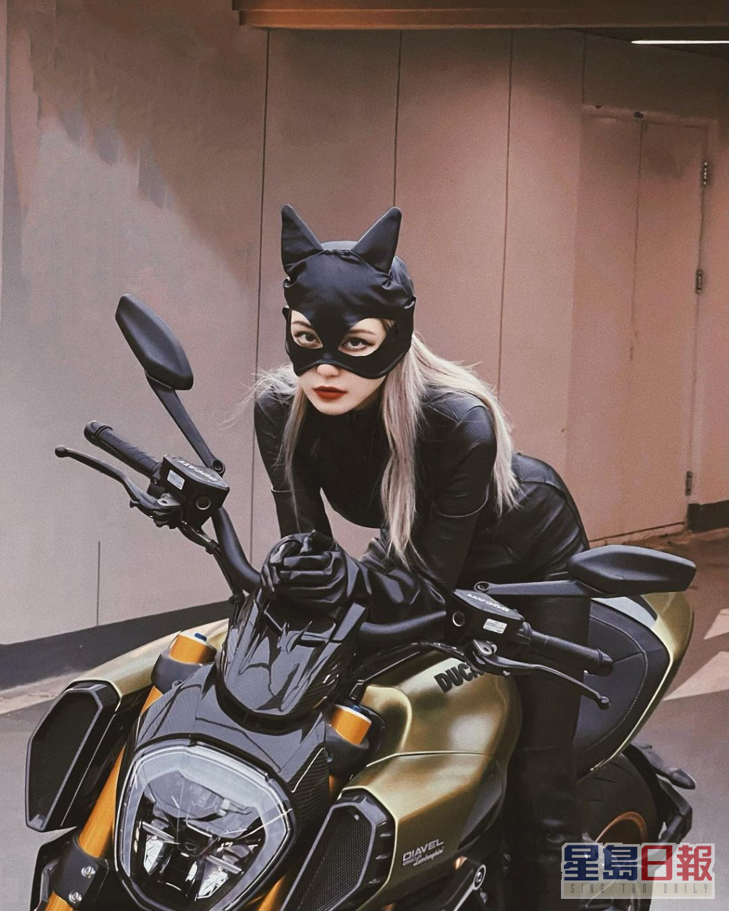 羅志祥前女友周揚青扮《蝙蝠俠》中的「貓女」（Catwoman）。