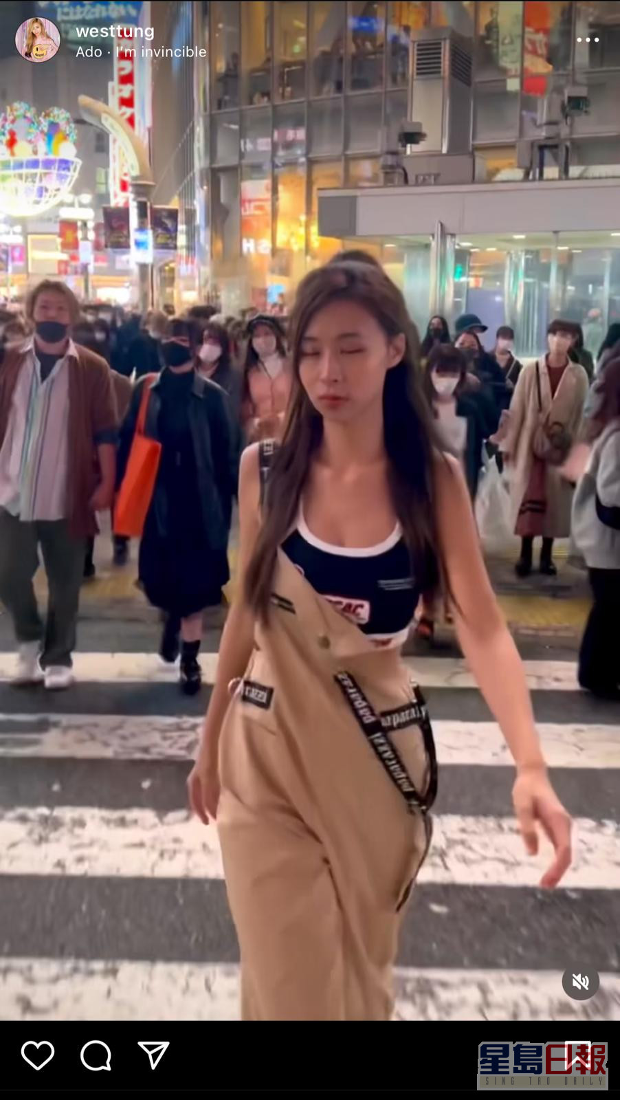 梁茜童於日本以性感步姿的步出馬路上。
