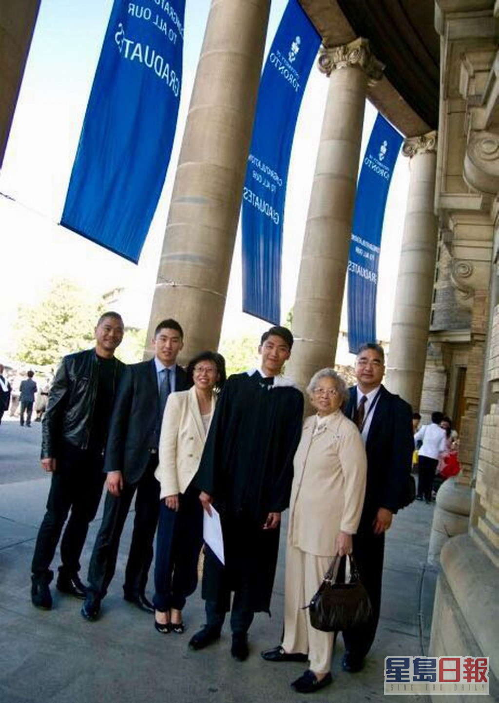 母亲最后一次回多伦多参加孙儿大学毕业礼。邓达智(左一)、母亲(右二)、二弟 (右一)同行，二弟个样似北京人。