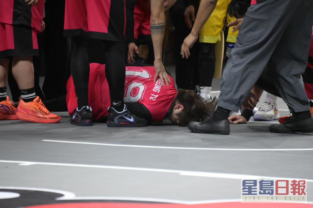 姜涛倒地痛苦抱膝。