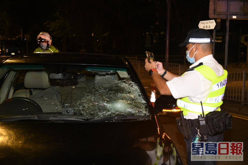 涉事私家車車頭擋風玻璃爆裂。