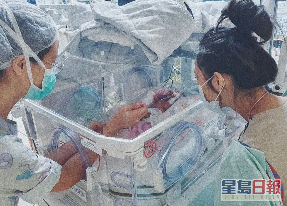 細女因為早產要入住加護病房瞓保溫箱，父母都好心痛。
