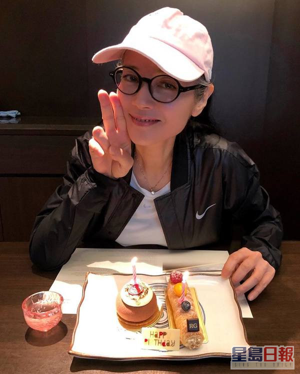 郑艳丽现年52岁。