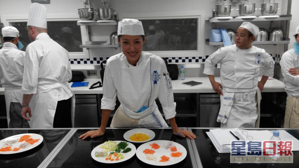 2015年蒋怡赴英入读法国蓝带厨艺学院，是娱圈的厨艺高手之一。