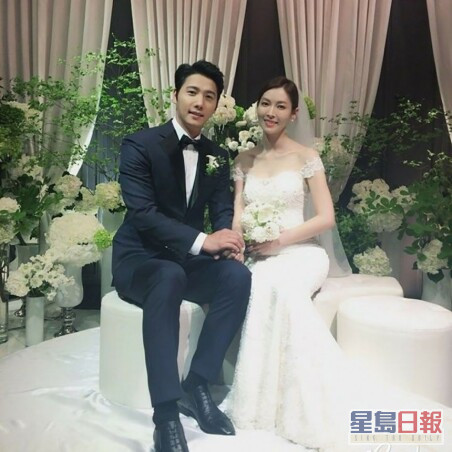 金素妍领奖时向演员老公李尚禹示爱。