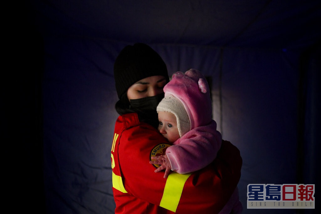 大批乌克兰民众逃到邻国躲避战火。AP图片