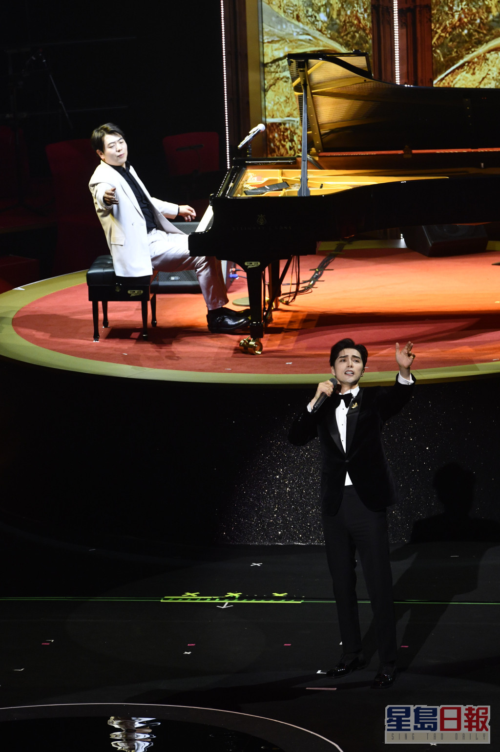 知名鋼琴家郎朗與內地音樂家阿雲嘎表演。