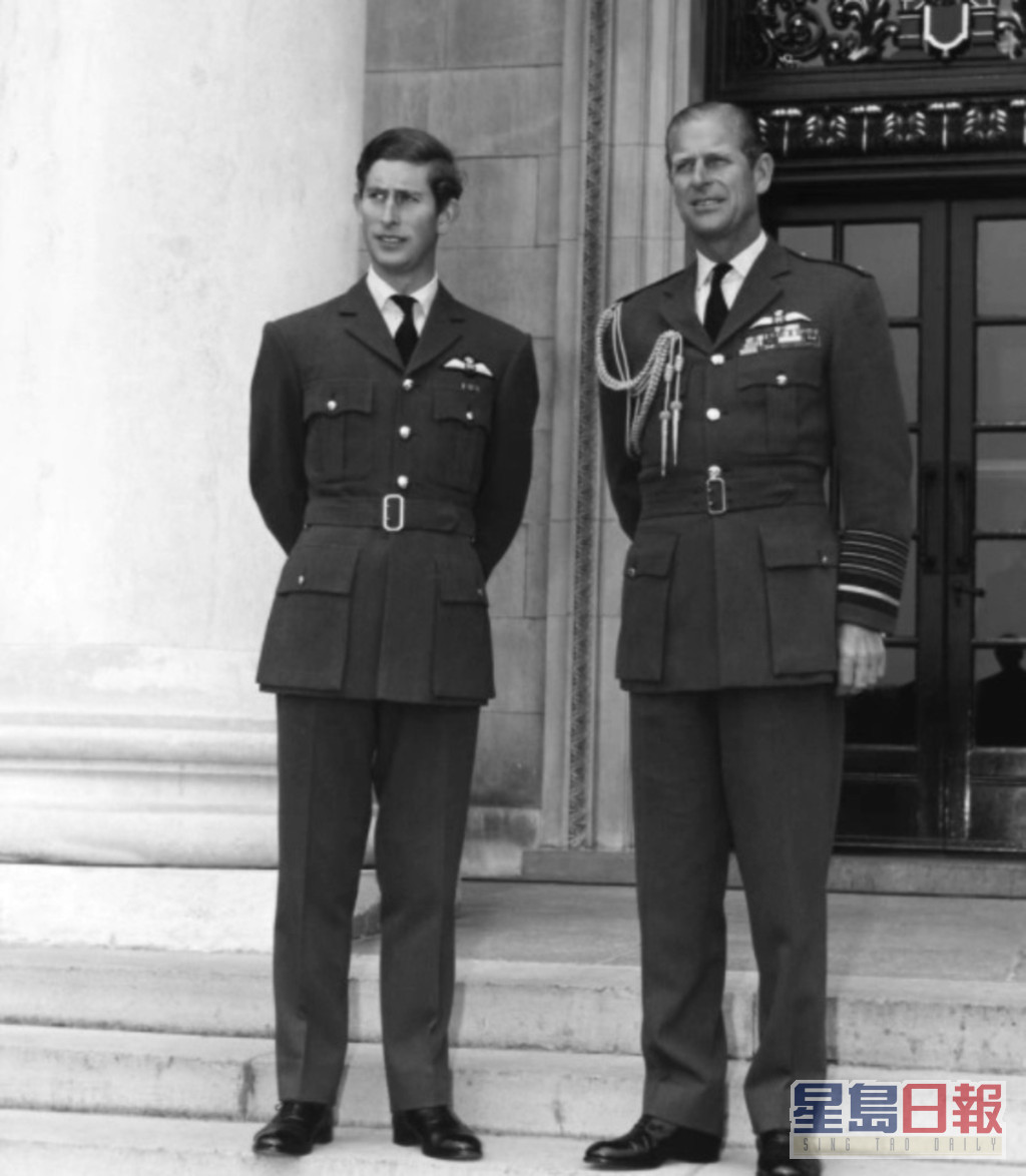 菲腊亲王（右）本身是希腊和丹麦皇室成员，亦是一名海军军官。