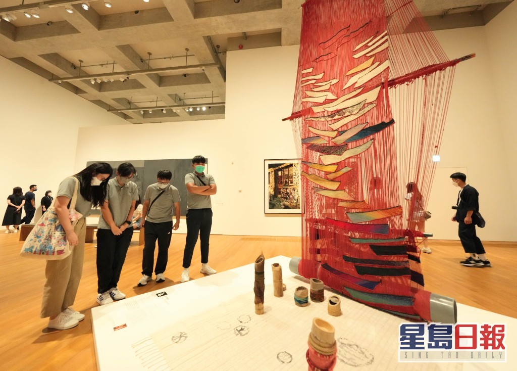「更生先鋒領袖」學員在M+博物館欣賞藝術作品。