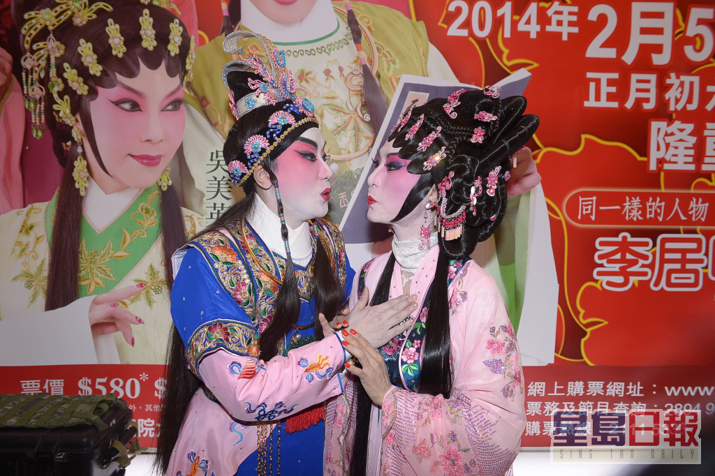 米雪近年多次参演粤剧，曾与盖鸣晖（左）演出。