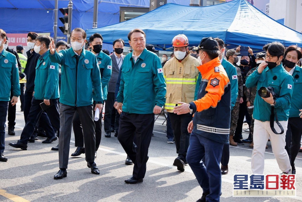 尹錫悅在消防和警察部門人員的陪同下視察現場。路透社圖片