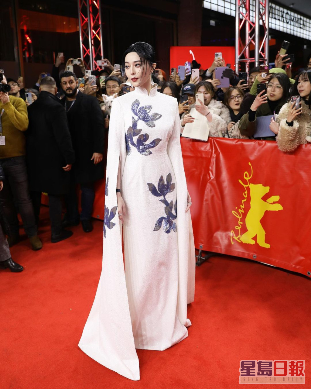 范冰冰在柏林电影节《绿夜》首映红地毯着上蓝花白色中式礼服行红地毯，大驳身材曲线，却被指是「行走的青花瓷」。