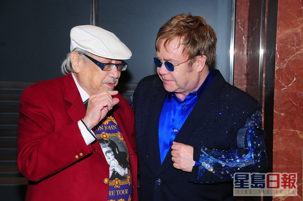 Uncle Ray與Elton John(右)相談甚歡。