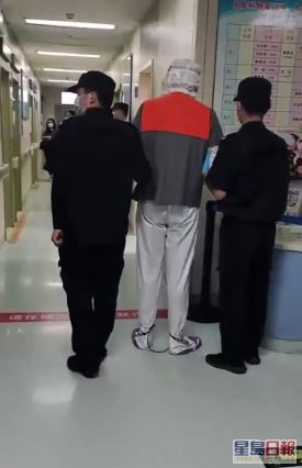 去年9月疯传一张被指是吴亦凡被押去医院的相片。