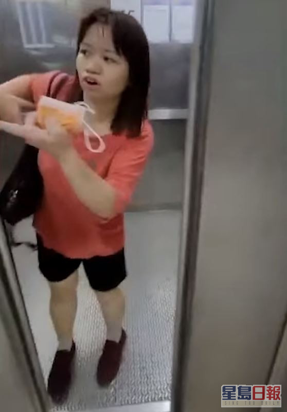 阿儀入電梯後，被女士阻止上樓。