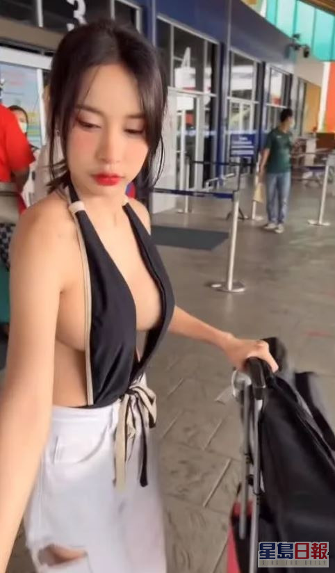 Barbie Mozz以超性感打扮现身泰国机场。