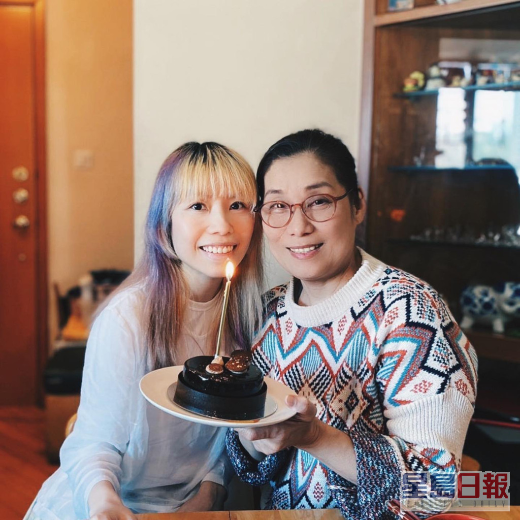 Jessica經常陪母親楊盼盼開工。