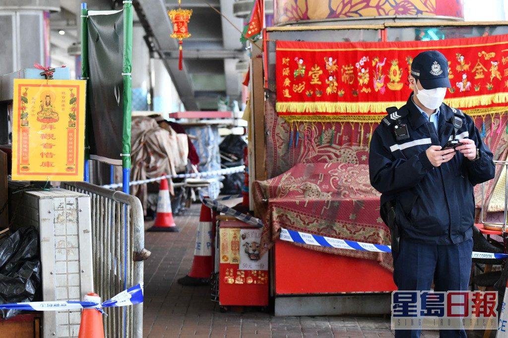 警員於鵝頸橋巡邏。