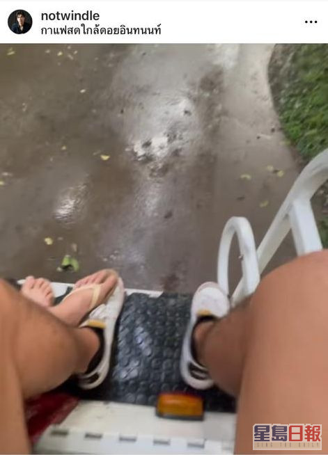 Thomas最近去了泰國旅行，IG po了一段片中見到他跟一個着人字拖的女仔玩腳踏腳，疑似「Miss A」。