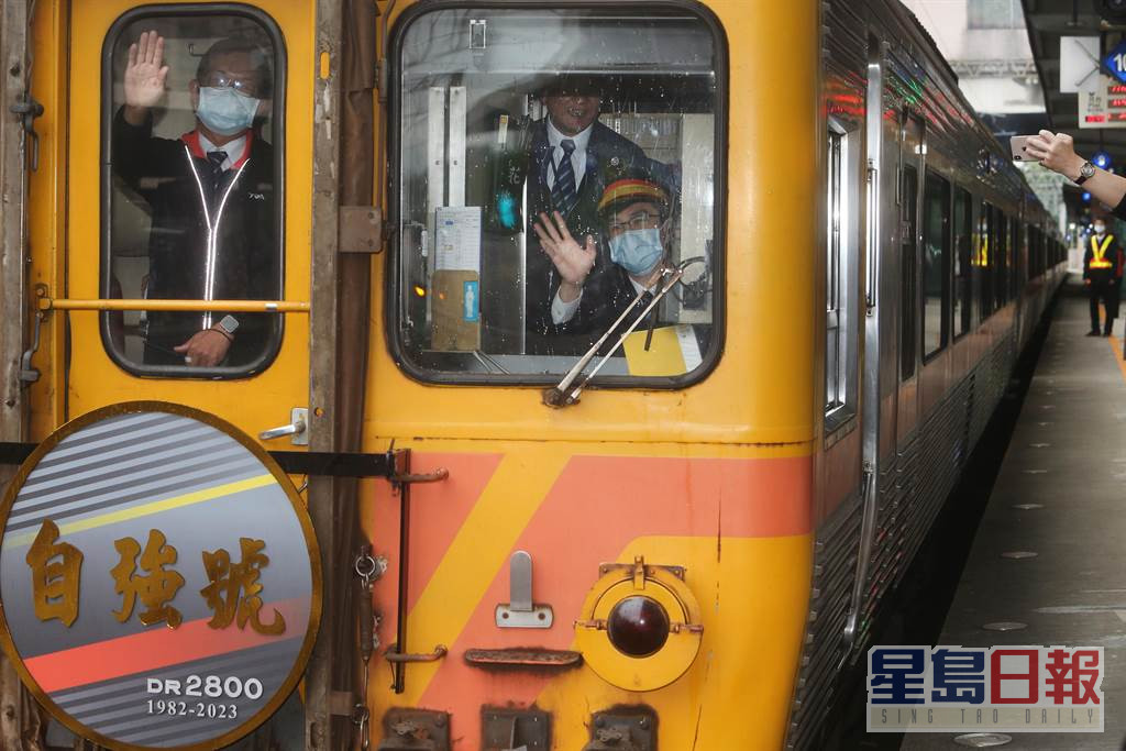 尾班車駛入花蓮車站司機在駕駛車廂向在場人士揮手致意。中時