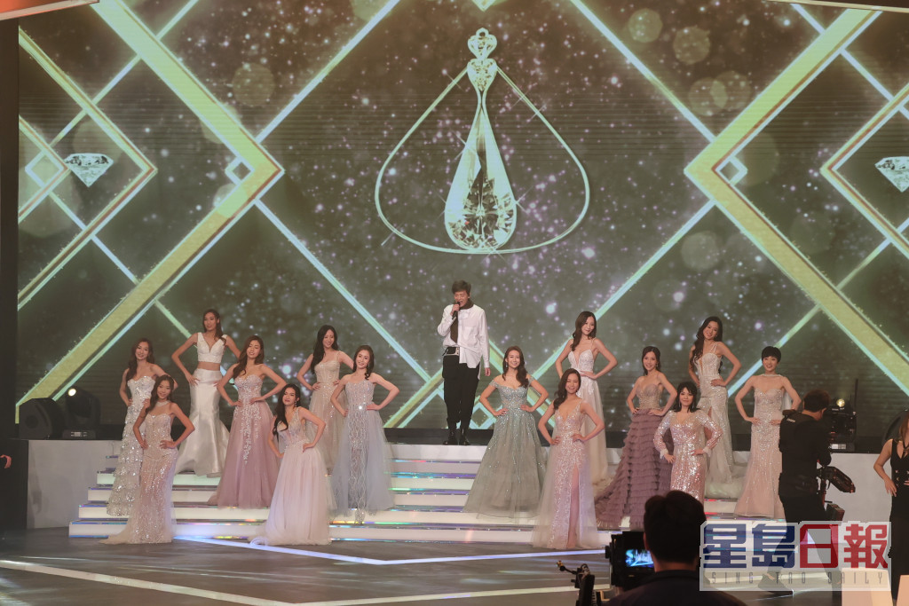 陈懿德（后排右一）参加的《香港小姐再竞选》将会在10月29日播出。