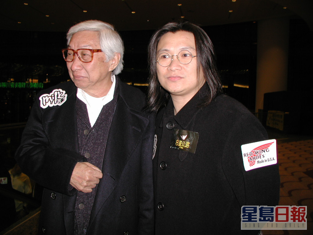 陈铜民（左）于1963年转行到《明报》任职编辑，与已故著名作家金庸为同事。