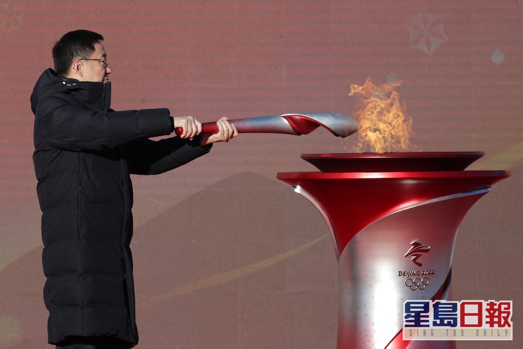 国务院副总理韩正点燃火炬。AP图片