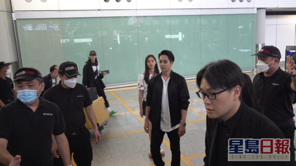 山下智久穿上黑白色上衣现身机场。