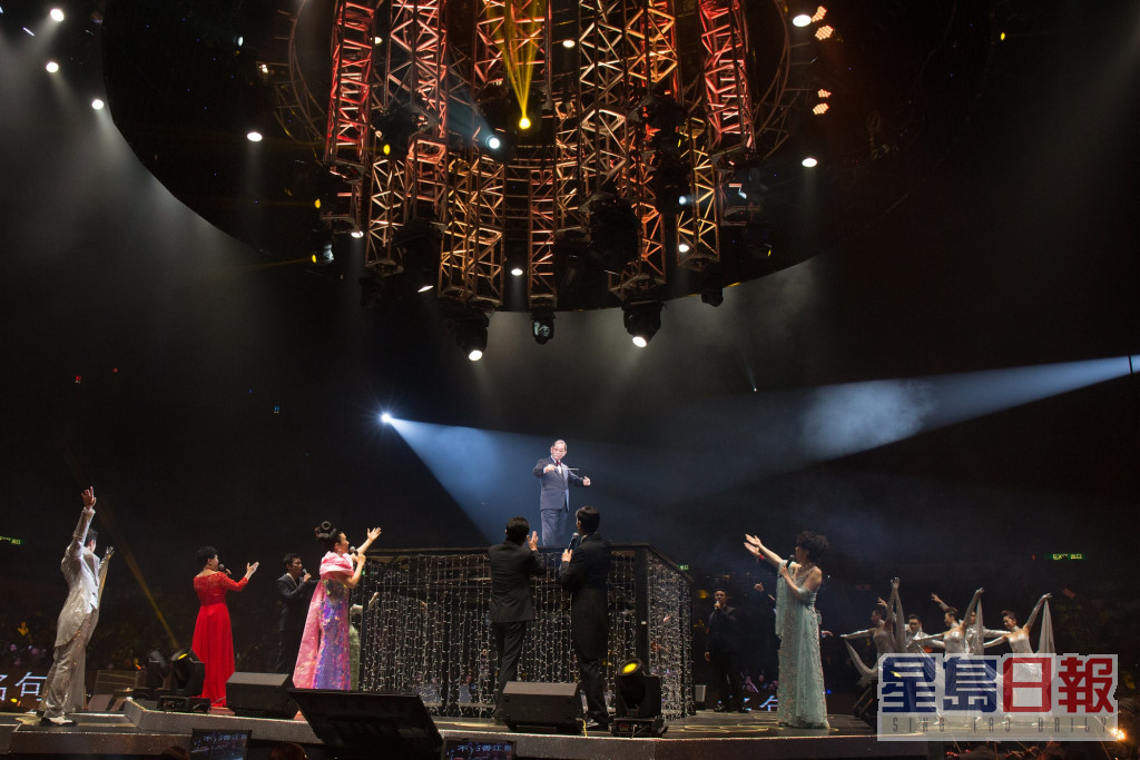 2015年顾嘉辉在红馆举行「顾嘉辉荣休盛典演唱会」，多位歌手参加演出。
