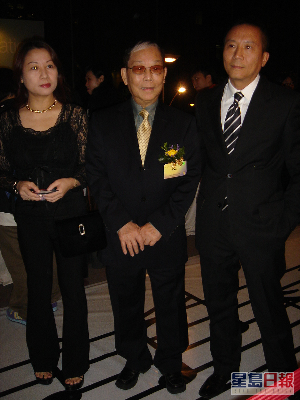 顾嘉辉与太太育有一对子女，2005年子女曾陪他出席「CASH金帆音乐奖」。
