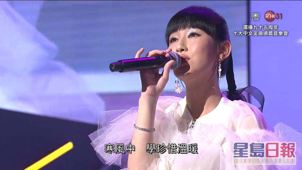炎明熹憑歌曲《好想約你》獲領「十大中文金曲獎」。
