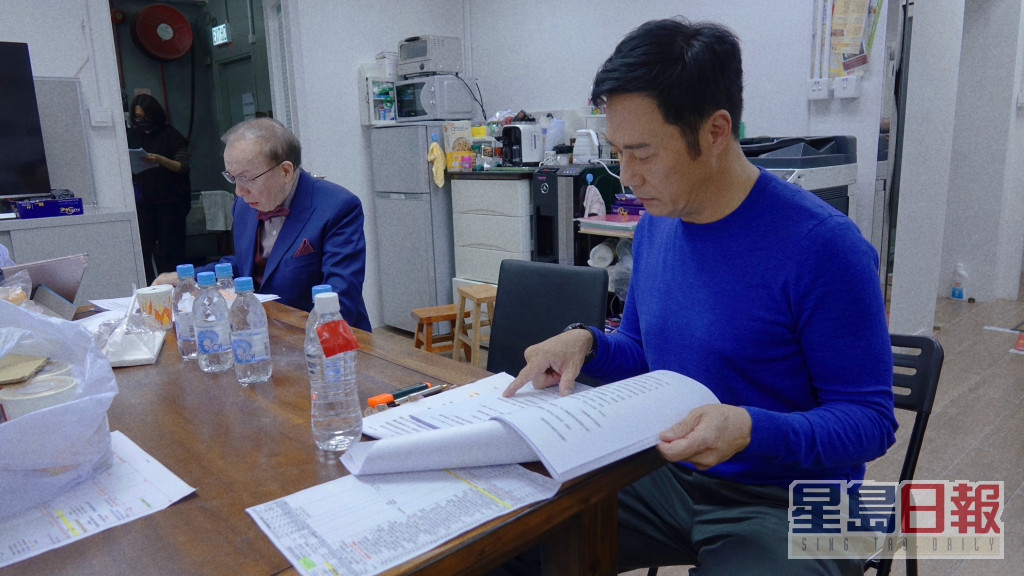 张兆辉（右）与多位演员有一场78页纸对白的律政处戏份。