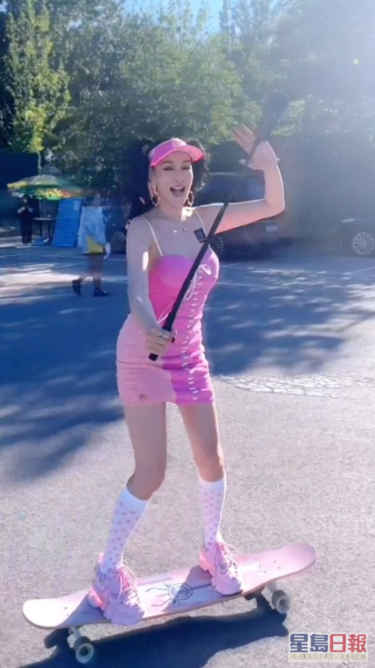 鍾麗緹再以螢光粉紅造型拍踩滑板影片，網民反應兩極。