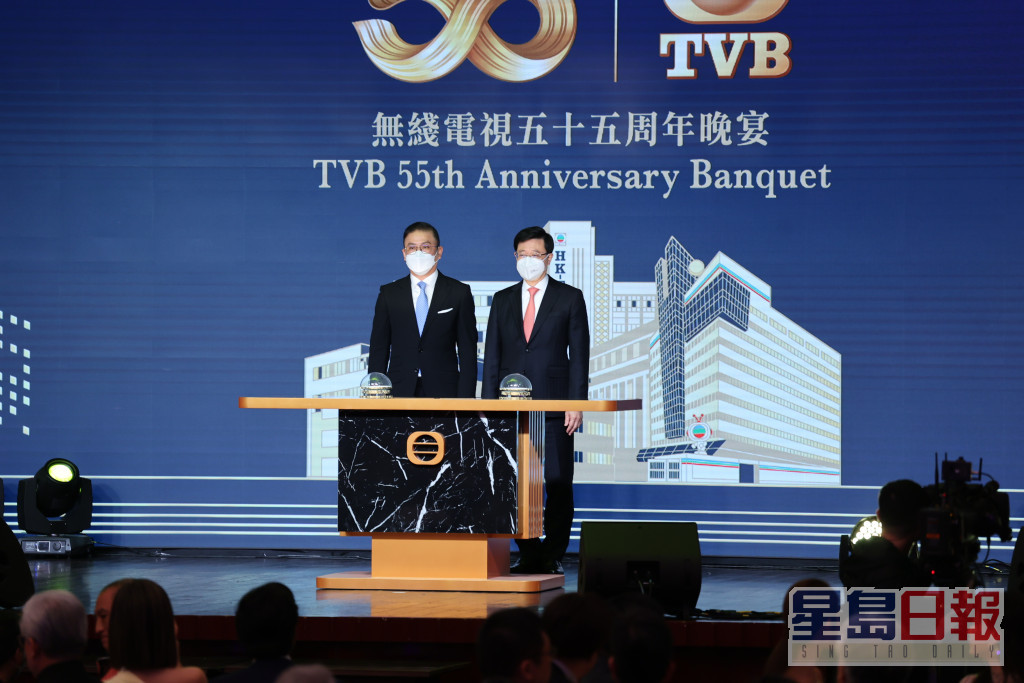電視廣播有限公司主席許濤（左）與行政長官李家超（右）。