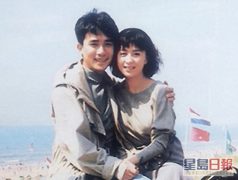 梁朝伟与刘嘉玲在1988 年因合演舞台剧而结缘。