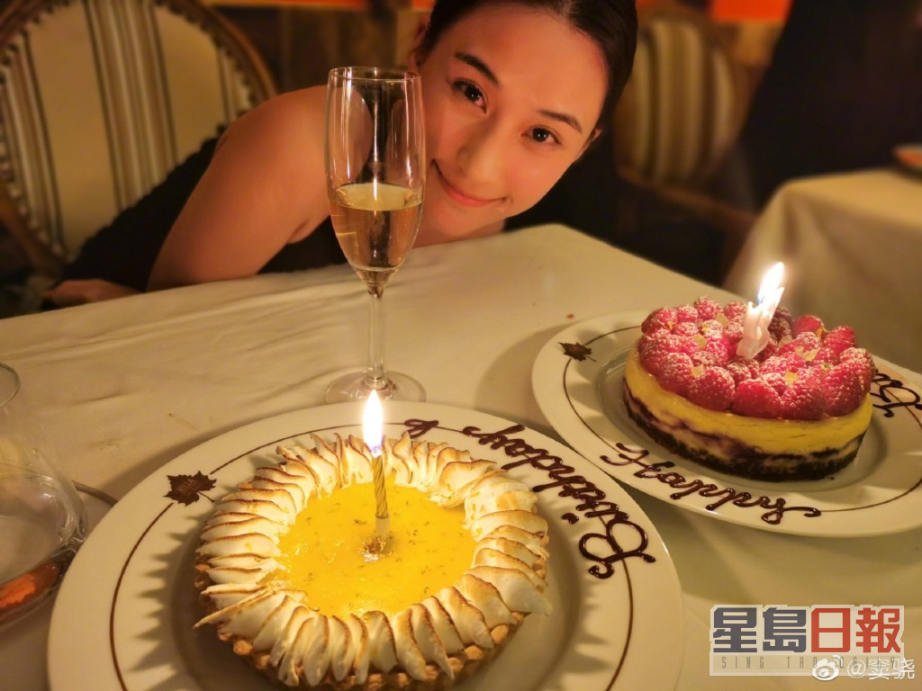 超莲庆祝30岁生日，对蛋糕许愿。