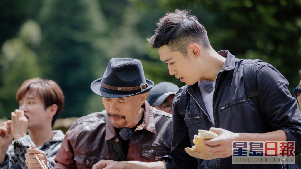 徐锦江曾与儿子徐菲亮相节目《一路成年》。
