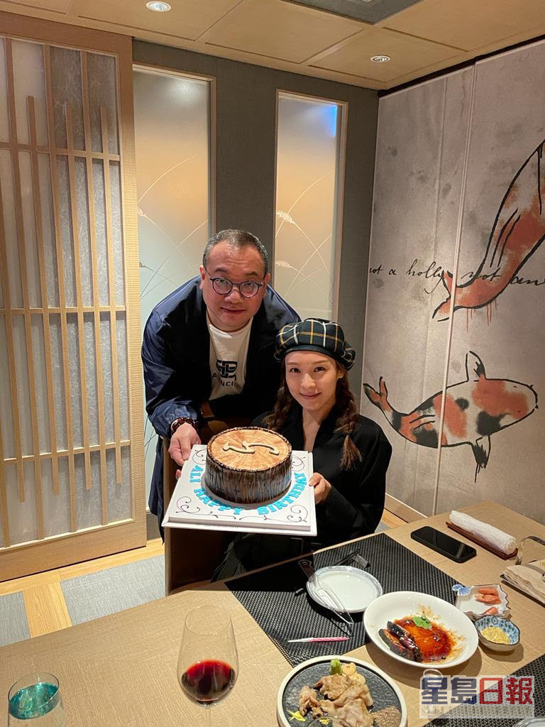 Mark包下日本餐厅贵宾房贺Ali生日，还送上印有「心」字图案的蛋糕。
