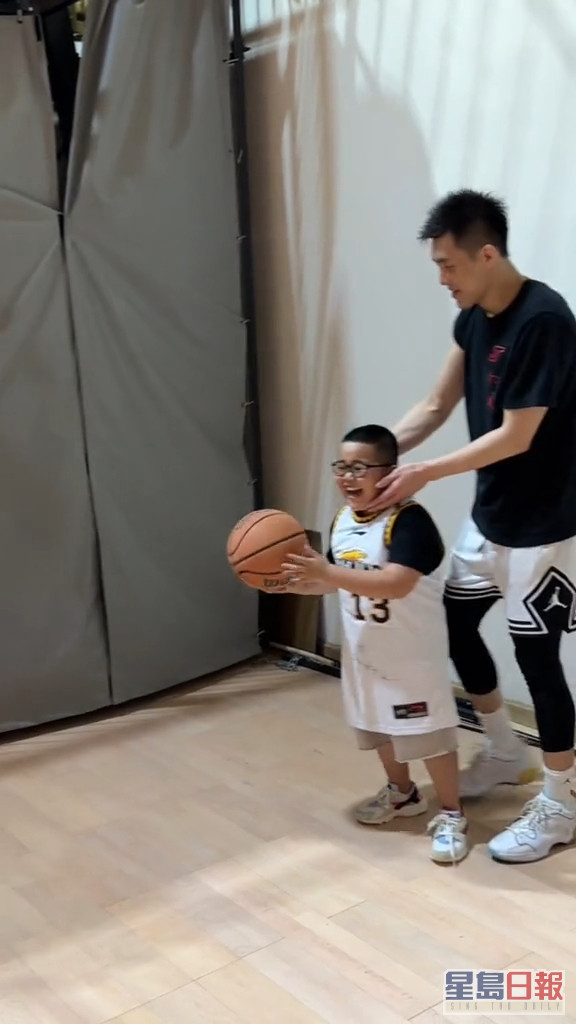 郭艾伦带Tatan去打篮球。