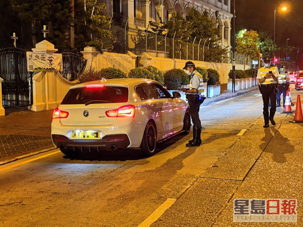 警員於西九龍區內打擊交通違例。警方圖片