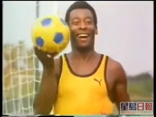 球王比利還在廣告展現球技。