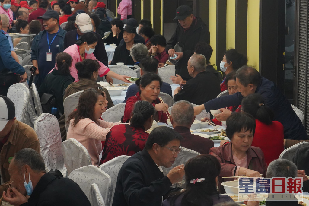旅遊業監管局今天巡查九龍城食肆人流管理改善措施。葉偉豪攝