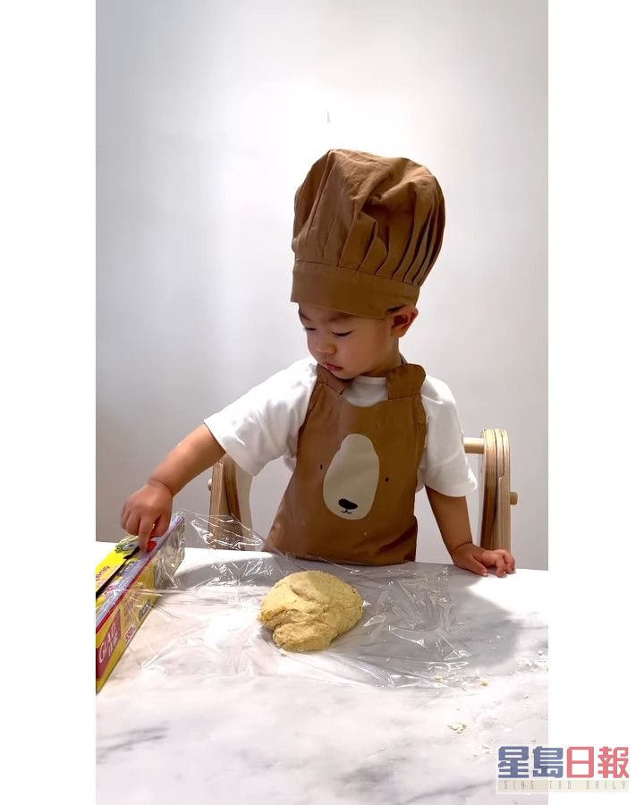 2岁多的Julian戴上熊仔围裙、啡色厨师帽，相当可爱。