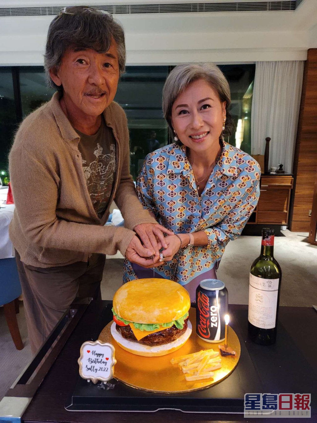 林子祥与老婆叶蒨文一同切蛋糕。