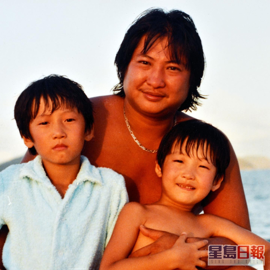 洪金宝跟韩籍前妻曹恩玉结婚15年，育有3子1女。