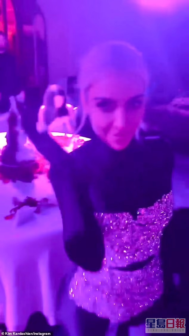 Kim染上一头白金发，并上载在婚宴载歌载舞的片段。